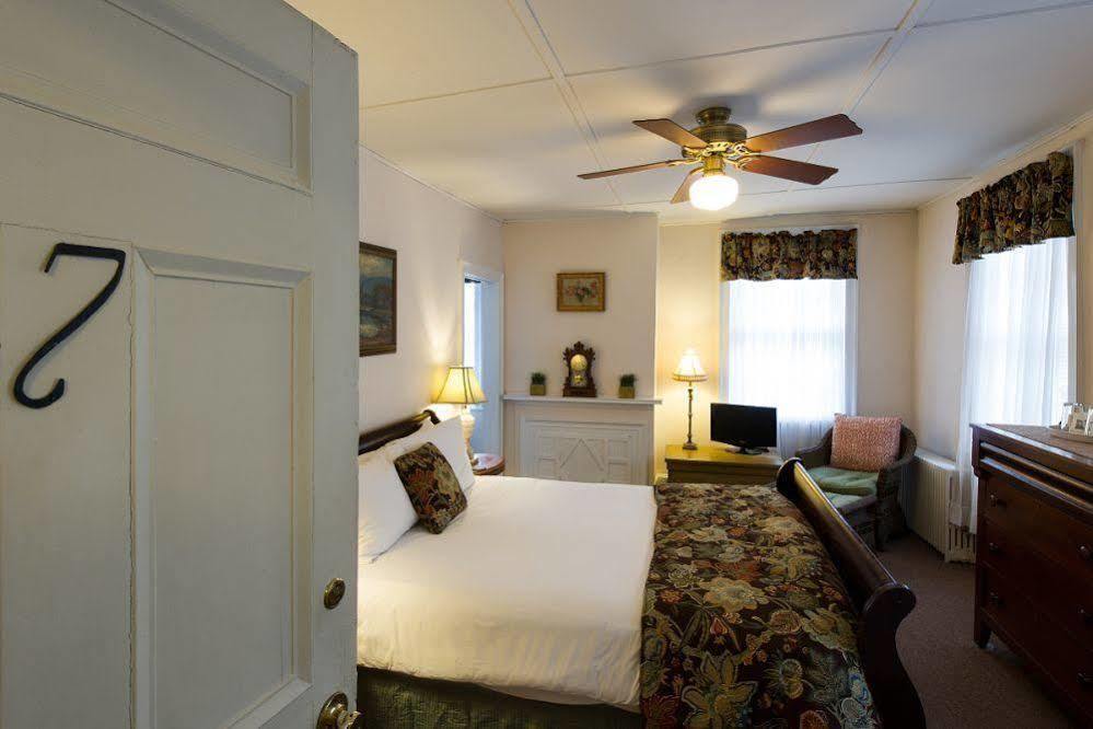 Rogues Harbor Inn Lansing Exterior foto